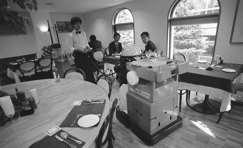 Illustration for article titled The Photographic History Of Robots As Restaurant Employees